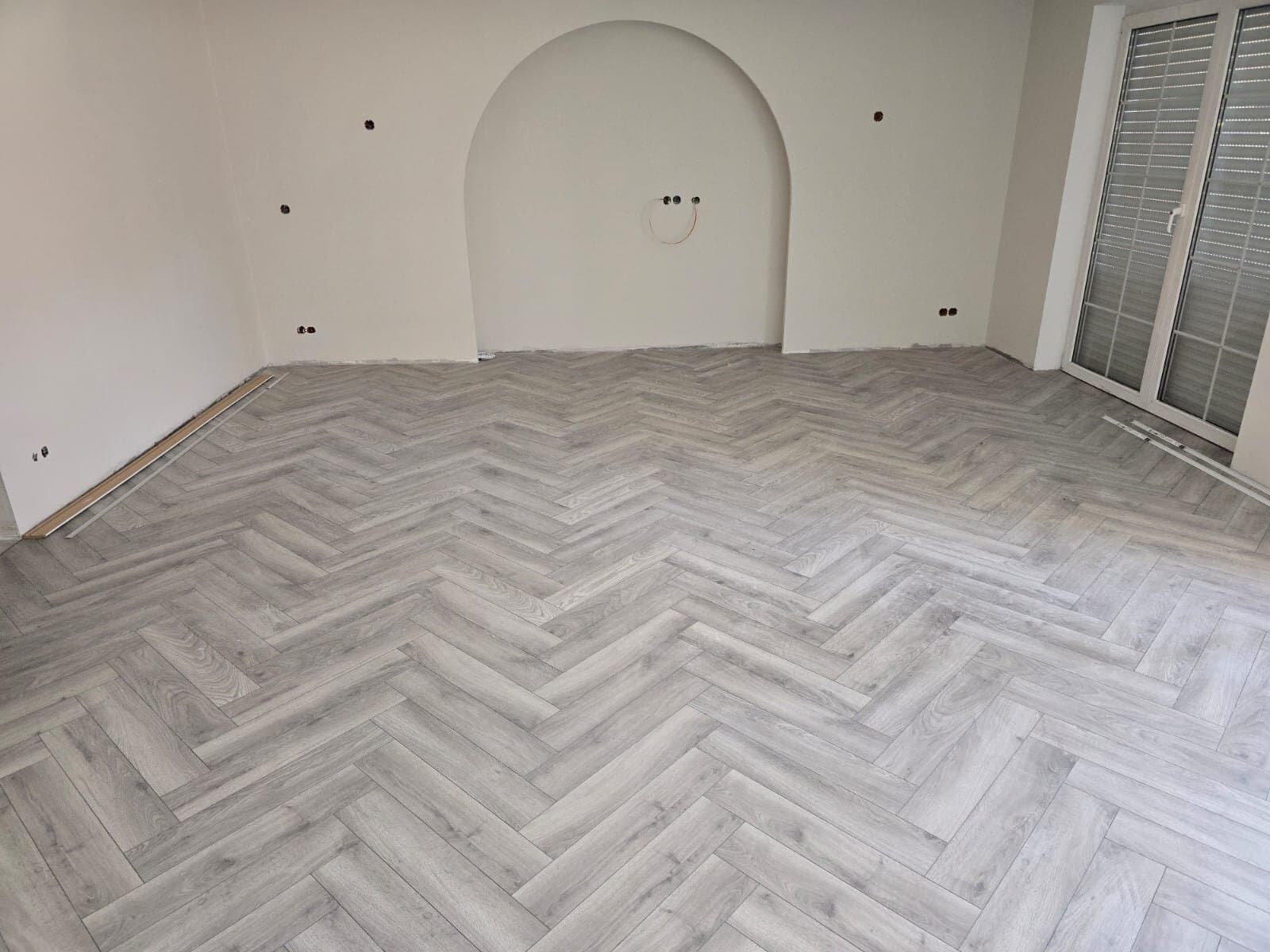 Trockenbau in einer Berliner Wohnung: lotrechtes Ständerwerk, frisch beplankte Gipsflächen